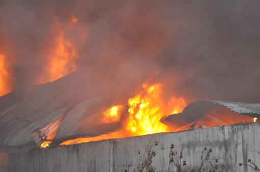 Gần 300 chiến sĩ tham gia chữa cháy kho phụ tùng xe