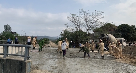 Tự bỏ ngày lương, công sức khắc phục đường xấu để dân đón Tết