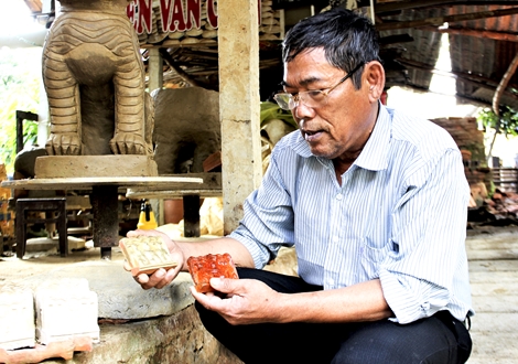 Người nặng lòng với nghề nặn tượng Táo quân