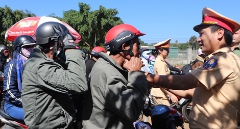 CSGT Công an Đắk Nông đồng hành cùng người dân về quê ăn Tết