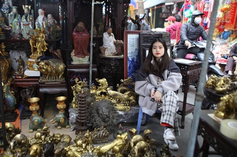 Phiên chợ Tết kỳ lạ đất Hà Thành níu chân du khách