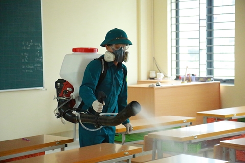 Hà Nội phun thuốc khử trùng trường học ngăn ngừa virus Corona