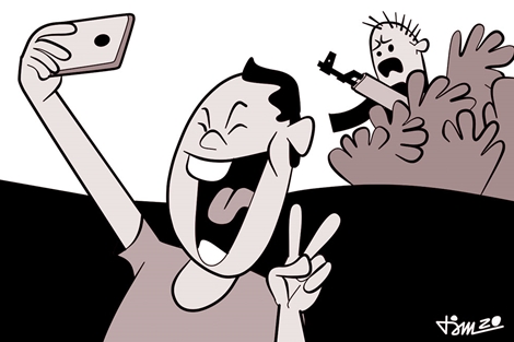 Bên trong khẩu trang vẫn là những nụ cười