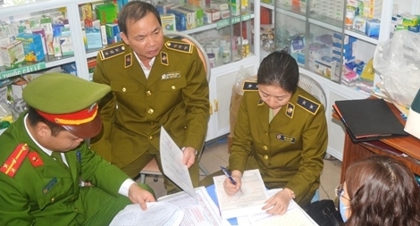  Kiểm tra, xử phạt một nhà thuốc bán khẩu trang đắt gấp 5 lần