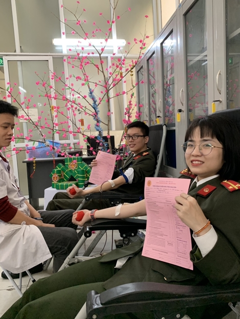 Những chiến sỹ áo trắng BV 198 tích cực hiến máu ngay sau Tết Nguyên đán