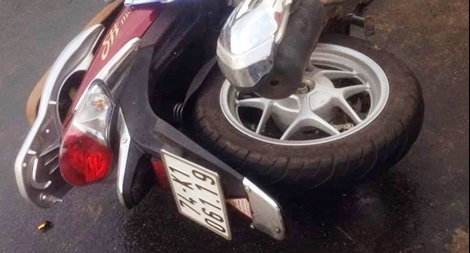 Xe bán tải tông cô giáo mầm non tử vong rồi lao xuống suối