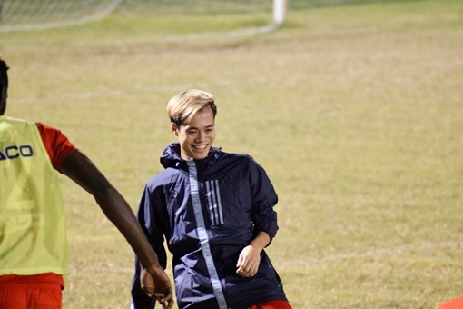 Văn Toàn chắp cánh ước mơ cho cầu thủ trẻ bằng món quà bất ngờ