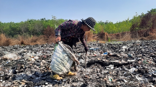 Người dân khổ sở vì sống cạnh bãi rác