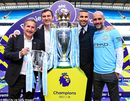 Giữa "tâm bão", "thánh Pep" bất ngờ làm CĐV Man City "ấm lòng"