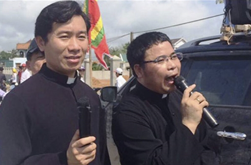 Khoác áo linh mục, sao lại làm điều phản nước, hại dân