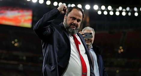 Triệu phú Hy Lạp dương tính với COVID-19 tới sân bóng tại Anh là ai?