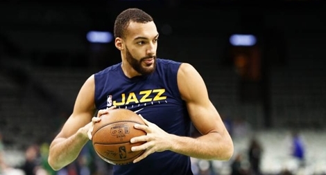 Sờ vào micro lúc họp báo, vận động viên bóng rổ dương tính với COVID-19