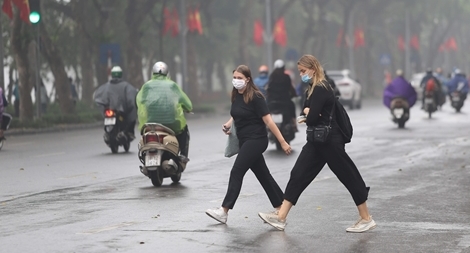 Lo dịch COVID-19, du khách nước ngoài tại Hà Nội tự giác đeo khẩu trang