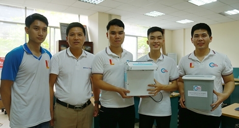 Nhóm sinh viên sáng chế máy rửa tay tự động chống dịch COVID-19