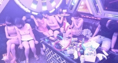 Bất chấp lệnh cấm, 11 thanh niên nhảy múa thâu đêm ở quán karaoke