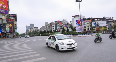 Xe taxi vẫn "tung tăng" trên phố Hà Nội trong ngày đầu cách ly xã hội