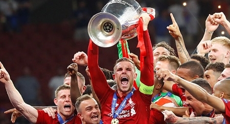 COVID-19 lại "giáng đòn" lên bóng đá châu Âu