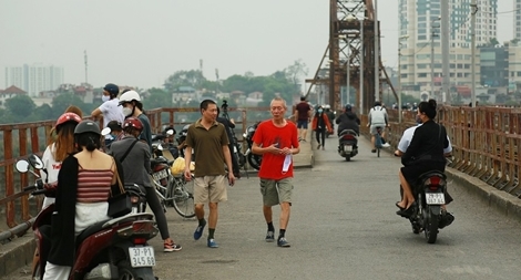 Cầu Long Biên tấp nập, nhiều người "không sợ COVID-19"