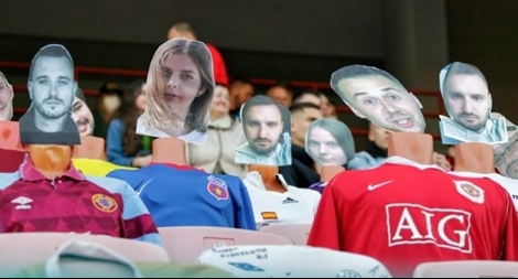 Dùng hình nộm thay người, cách cổ vũ bóng đá "siêu dị" giữa dịch COVID-19