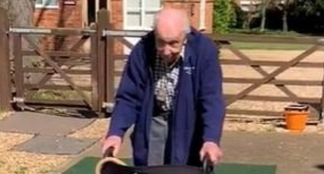 Cựu binh Thế chiến 2 gần 100 tuổi đi bộ quyên tiền chống COVID-19