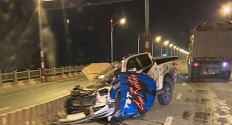 Xe bán tải biến dạng sau TNGT trên cầu Vĩnh Tuy