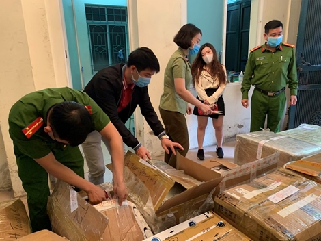 Phát hiện lô hàng mang thương hiệu của các hãng nổi tiếng