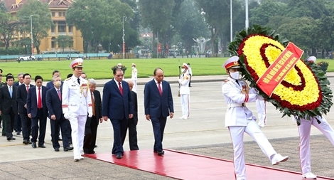 Lãnh đạo Đảng, Nhà nước viếng Lăng Bác nhân 45 năm thống nhất đất nước