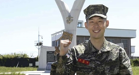 Son Heung-min thể hiện tài năng gì trong màu áo lính?