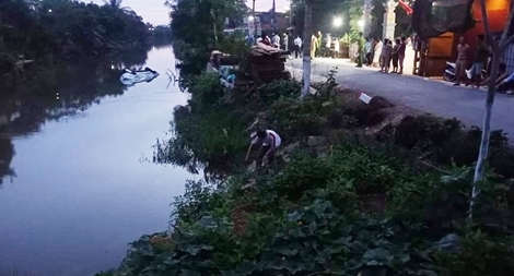 Ô tô 7 chỗ lao xuống sông, 3 người thương vong