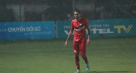 Cơn mưa lớn phá hỏng trận cầu Hà Nội FC - Viettel