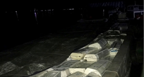 Buôn lậu hàng điện tử bằng ... ghe gỗ