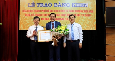 Amway Việt Nam nhận bằng khen của UBND thành phố Hà Nội và UBND tỉnh Lạng Sơn