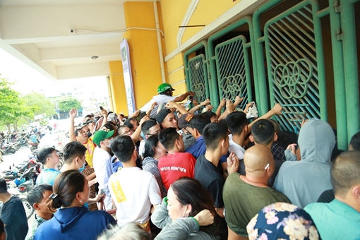 CĐV đội nắng chen chân mua vé vào sân Thiên Trường 