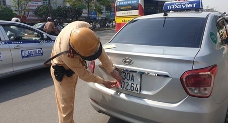Xử lý tài xế taxi che biển số né phạt nguội