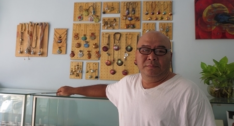 Người “mặc áo” cho vỏ sò