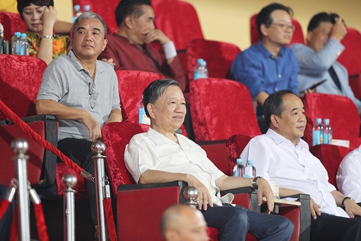 Bộ trưởng Tô Lâm dự khán trận Hà Nội - HAGL