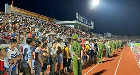 Để "vỡ sân", Hồng Lĩnh Hà Tĩnh nhận án phạt 15 triệu từ VFF