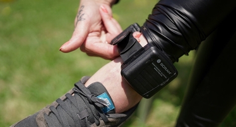 Hà Lan thí điểm sử dụng thiết bị kiểm soát người phạm tội do uống rượu bia