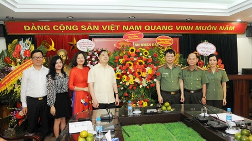 Đồng chí Lê Mạnh Hùng, Phó Trưởng Ban Tuyên giáo Trung ương thăm, chúc mừng Báo CAND