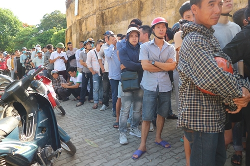 CĐV xứ Nghệ đội nắng xếp hàng mua vé trận SLNA – TP HCM