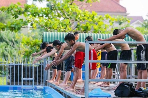 Thầy giáo tự xây bể, dạy bơi miễn phí cho học sinh, trẻ em nghèo miền núi