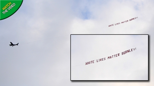 Thông điệp phân biệt chủng tộc xuất hiện trên bầu trời giữa trận đấu giải Ngoại hạng