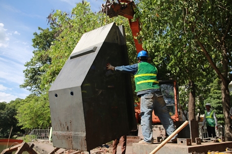 Công nhân "đội nắng" hối hả kè hồ Gươm