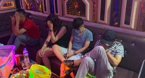 20 nam, nữ thanh niên bay lắc trong phòng karaoke