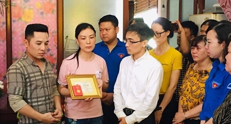 Truy tặng Huy hiệu Tuổi trẻ dũng cảm học sinh cứu bạn đuối nước