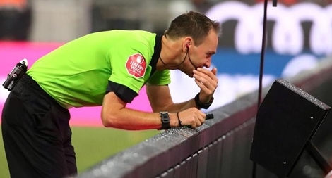 Có VAR không đồng nghĩa trận đấu công bằng hơn