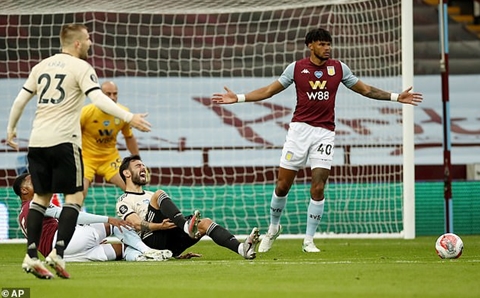 VAR lại làm 'trò hề' trong trận đấu tại Ngoại hạng Anh