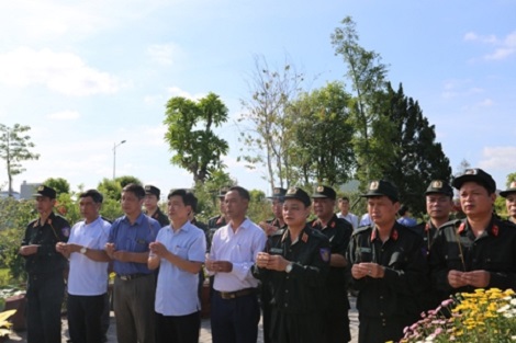 Bộ Tư lệnh Cảnh sát cơ động tặng quà đối tượng chính sách tại Ninh Bình