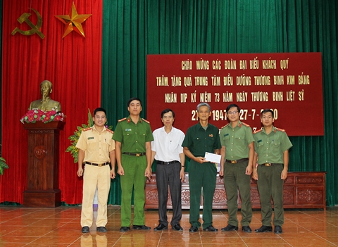 Tuổi trẻ Công an tỉnh Hà Nam thăm, tặng quà Trung tâm điều dưỡng thương bệnh binh Kim Bảng