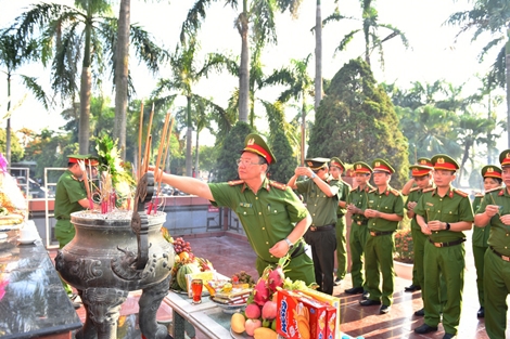 Cục CSĐTTP về ma túy dâng hương tri ân các anh hùng, liệt sỹ